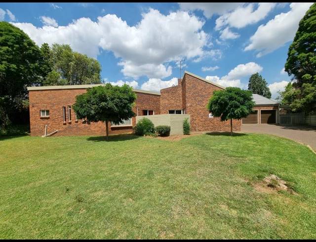 5 BEDROOM HOUSE FOR SALE IN THREE RIVERS EAST